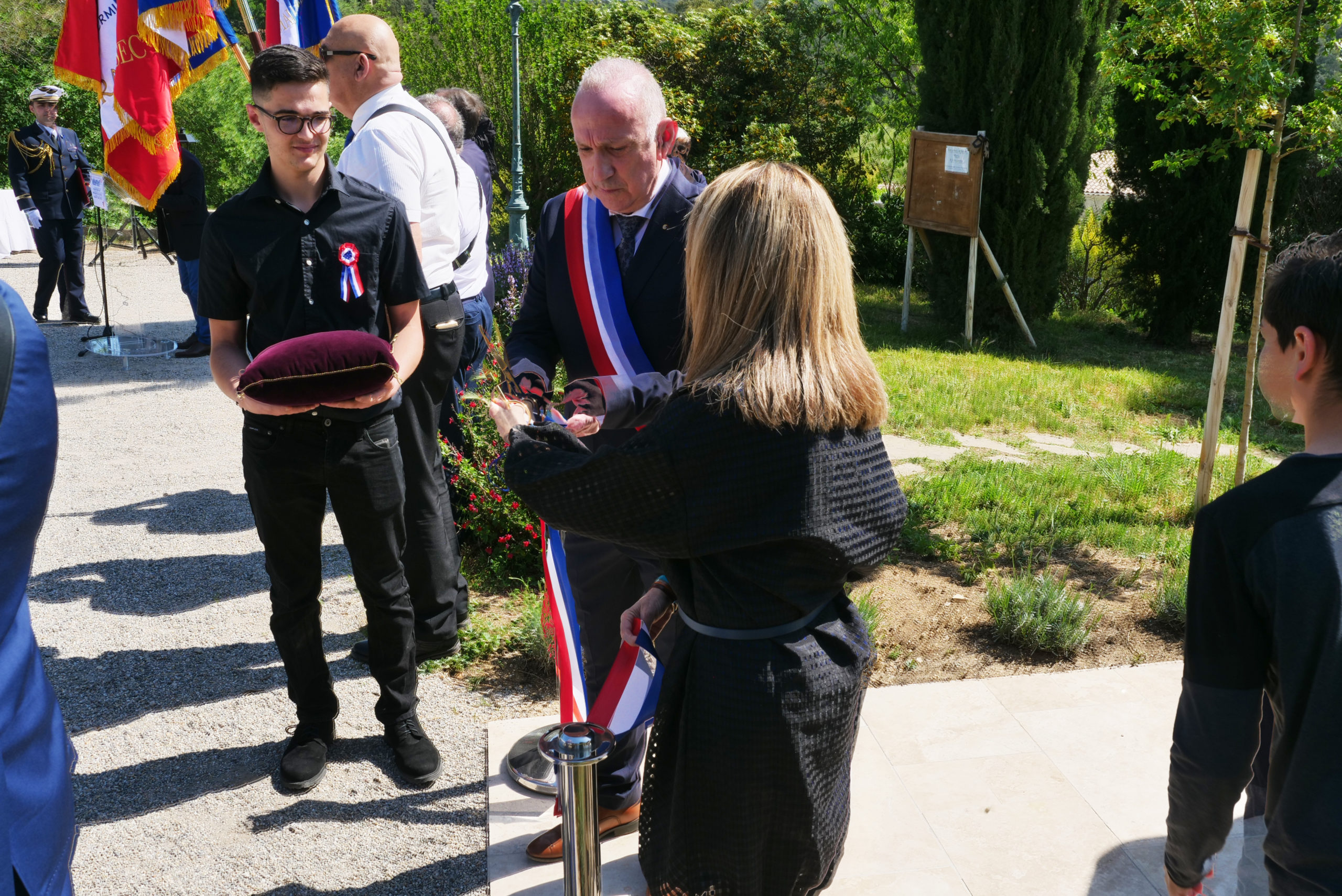 Lire la suite à propos de l’article INAUGURATION D’UN MONUMENT POUR LA PAIX ET DES VICTMES DES GUERRES, DU TERRORISME ET DE LA BARBARIE, A MURLES